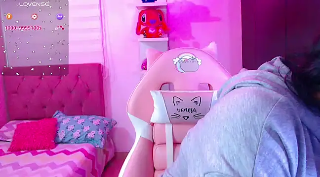 Snapshot of Vannessa__Shy chatting on 12-30-24, 08:04 Vannessa  Shy online show from 12-30-24, 08:04