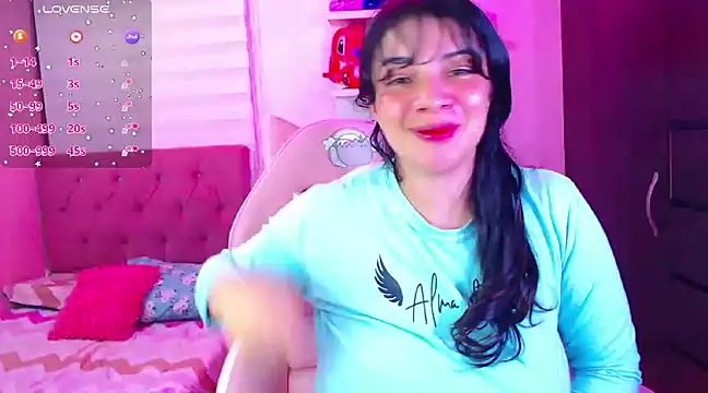 Snapshot of Vannessa__Shy chatting on 01-18-25, 12:35 Vannessa  Shy online show from 01-18-25, 12:35