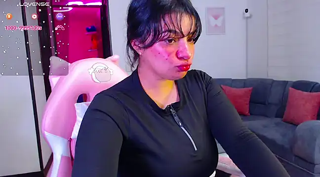 Snapshot of Vannessa__Shy chatting on 01-24-25, 12:20 Vannessa  Shy online show from 01-24-25, 12:20