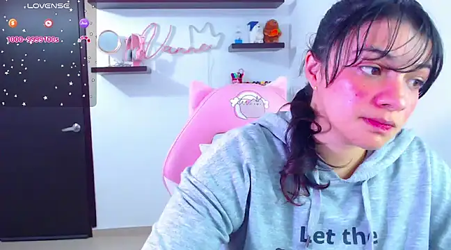 Snapshot of Vannessa__Shy chatting on 02-05-25, 04:25 Vannessa  Shy online show from 02-05-25, 04:25