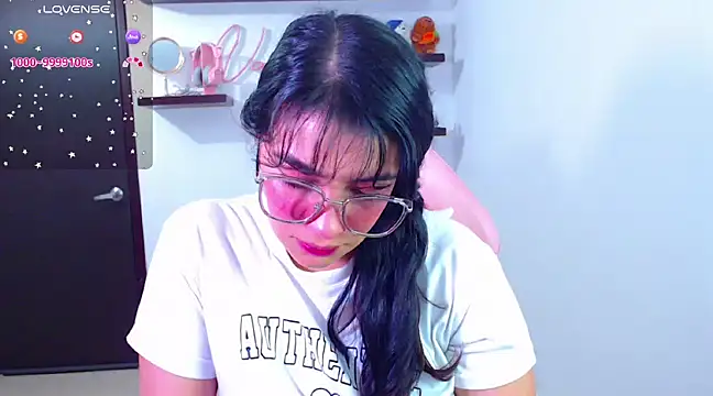 Snapshot of Vannessa__Shy chatting on 02-07-25, 08:10 Vannessa  Shy online show from 02-07-25, 08:10