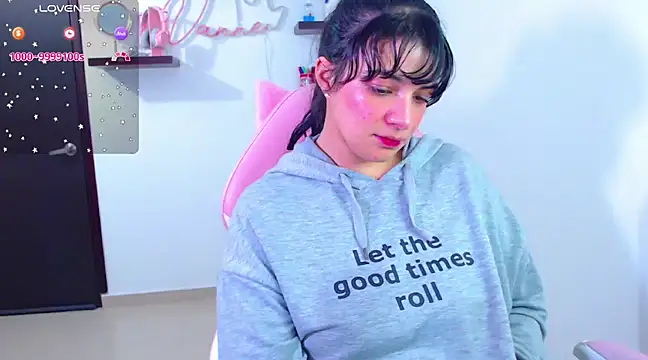 Snapshot of Vannessa__Shy chatting on 02-15-25, 04:12 Vannessa  Shy online show from 02-15-25, 04:12