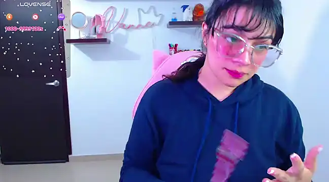 Snapshot of Vannessa__Shy chatting on 02-18-25, 08:58 Vannessa  Shy online show from 02-18-25, 08:58