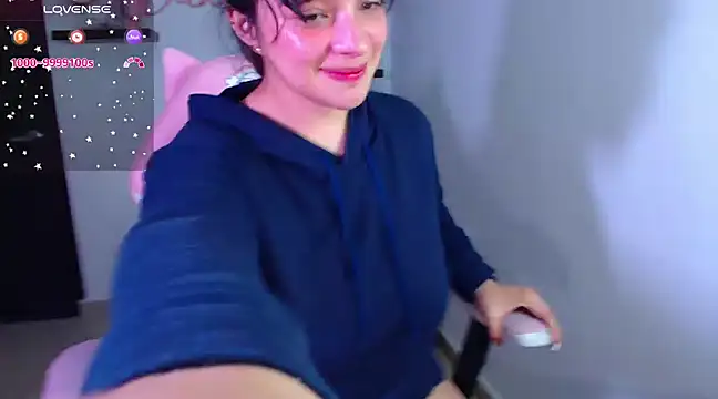 Snapshot of Vannessa__Shy chatting on 02-19-25, 12:03 Vannessa  Shy online show from 02-19-25, 12:03