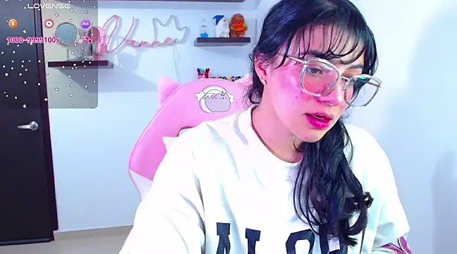 Snapshot of Vannessa__Shy chatting on 02-20-25, 11:10 Vannessa  Shy online show from 02-20-25, 11:10