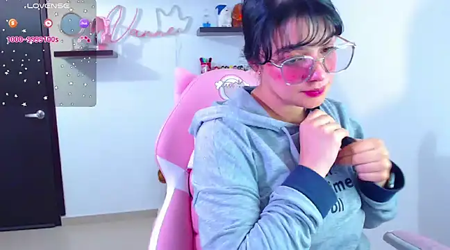 Snapshot of Vannessa__Shy chatting on 02-21-25, 11:10 Vannessa  Shy online show from 02-21-25, 11:10