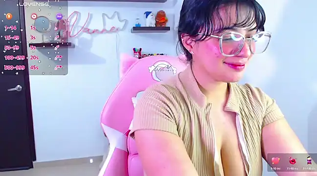 Snapshot of Vannessa__Shy chatting on 02-22-25, 07:03 Vannessa  Shy online show from 02-22-25, 07:03