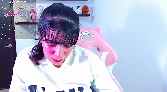 Snapshot of Vannessa__Shy chatting on 02-24-25, 09:20 Vannessa  Shy online show from 02-24-25, 09:20