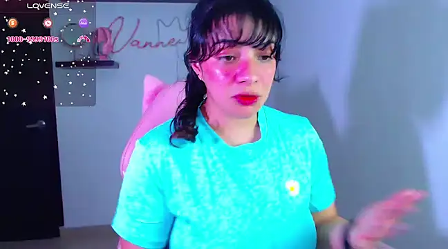 Snapshot of Vannessa__Shy chatting on 02-25-25, 12:25 Vannessa  Shy online show from 02-25-25, 12:25