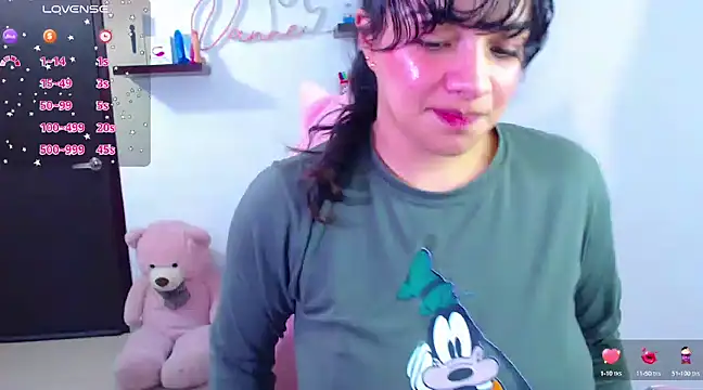 Snapshot of Vannessa__Shy chatting on 03-04-25, 11:00 Vannessa  Shy online show from 03-04-25, 11:00