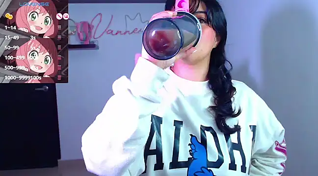 Snapshot of Vannessa__Shy chatting on 03-17-25, 09:23 Vannessa  Shy online show from 03-17-25, 09:23