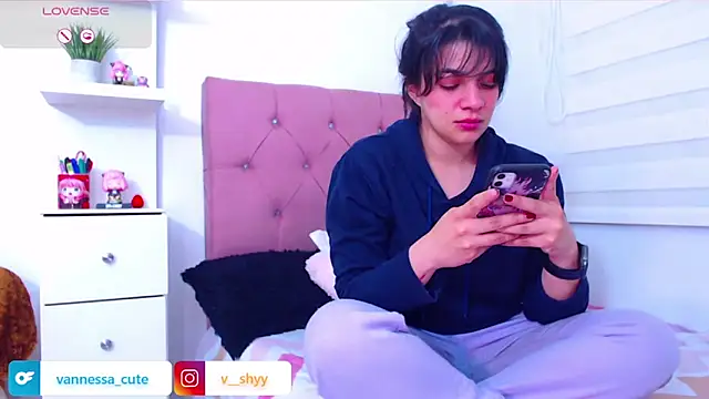 Snapshot of Vannessa__Shy chatting on 09-10-25, 10:54 Vannessa  Shy online show from 09-10-25, 10:54