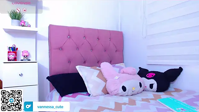 Snapshot of Vannessa__Shy chatting on 09-16-25, 09:16 Vannessa  Shy online show from 09-16-25, 09:16