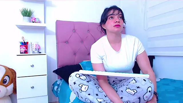 Snapshot of Vannessa__Shy chatting on 09-22-25, 11:29 Vannessa  Shy online show from 09-22-25, 11:29