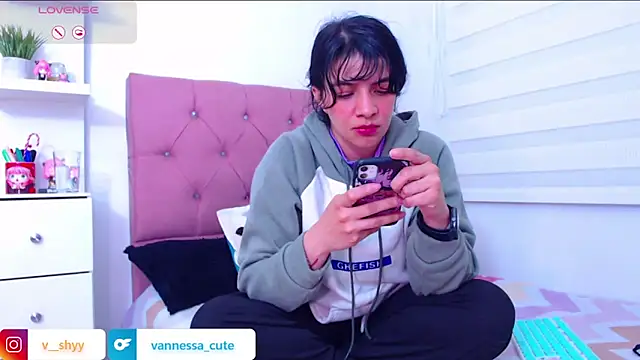 Snapshot of Vannessa__Shy chatting on 09-26-25, 12:36 Vannessa  Shy online show from 09-26-25, 12:36