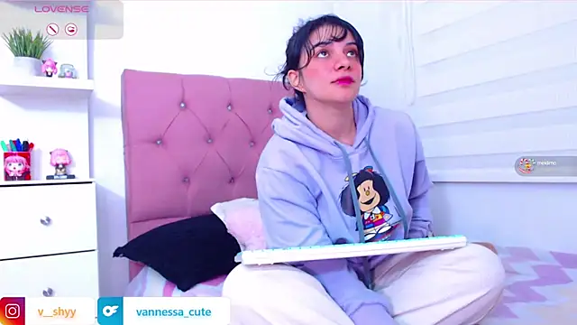 Snapshot of Vannessa__Shy chatting on 10-04-25, 01:03 Vannessa  Shy online show from 10-04-25, 01:03