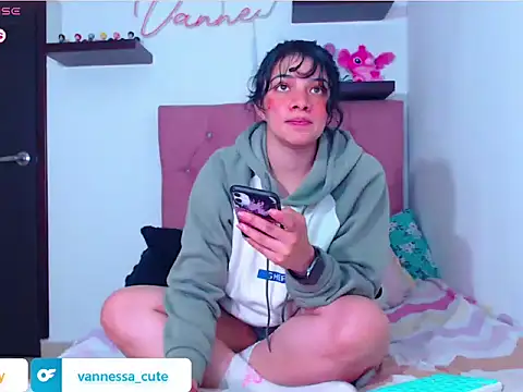 Snapshot of Vannessa__Shy chatting on 10-28-25, 01:20 Vannessa  Shy online show from 10-28-25, 01:20