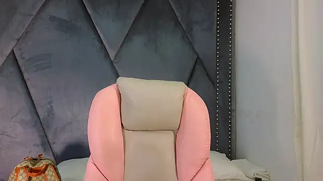 Snapshot of SexyLeilaa chatting on 03-09-25, 12:00 SexyLeilaa online show from 03-09-25, 12:00