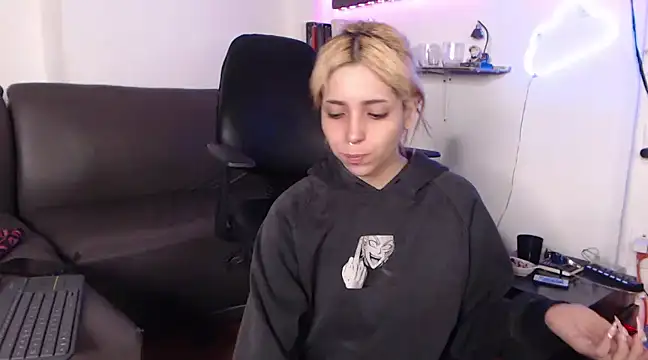 Snapshot of MaryJannes chatting on 03-07-25, 06:35 MaryJannes online show from 03-07-25, 06:35