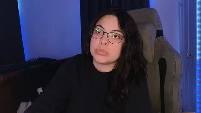 Snapshot of drizzypeach602 chatting on 12-20-25, 05:47 drizzypeach602 online show from 12-20-25, 05:47