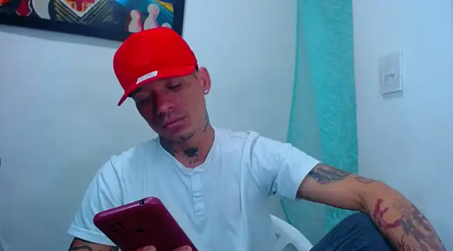 Snapshot of sebas_bigcock69 chatting on 12-28-24, 02:33 sebas bigcock69 online show from 12-28-24, 02:33