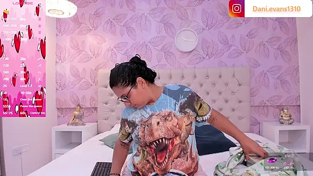 Snapshot of DanielleEvans_ chatting on 02-12-25, 11:29 DanielleEvans online show from 02-12-25, 11:29