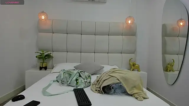 Snapshot of DanielleEvans_ chatting on 10-01-25, 11:27 DanielleEvans online show from 10-01-25, 11:27