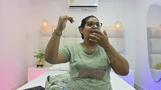 Snapshot of DanielleEvans_ chatting on 10-03-25, 11:18 DanielleEvans online show from 10-03-25, 11:18