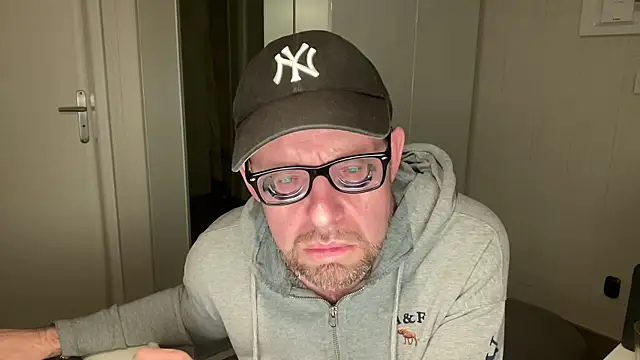 Snapshot of FABIOGLASSES chatting on 09-26-25, 09:08 FABIOGLASSES online show from 09-26-25, 09:08