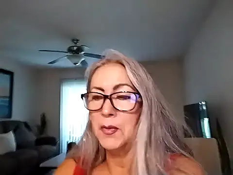 Snapshot of EvaRobinson chatting on 06-10-26, 02:49 EvaRobinson online show from 06-10-26, 02:49
