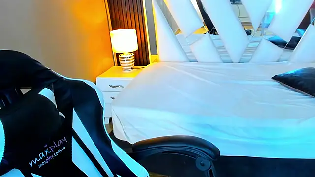 Linda4Petite online show from 11-19-25, 06:08