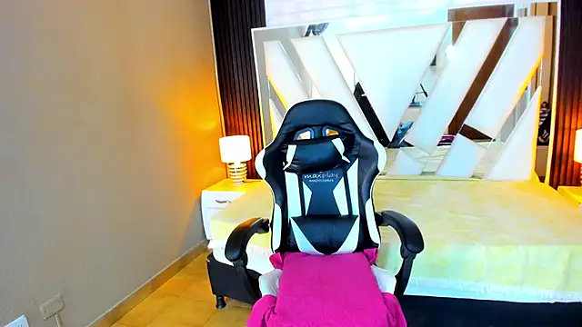 Linda4Petite online show from 11-22-25, 06:18