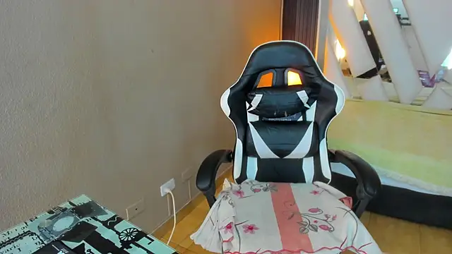 Linda4Petite online show from 04-15-26, 06:15