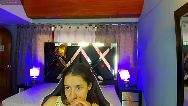 Snapshot of Linda4Petite chatting on 07-06-26, 06:32 Linda4Petite online show from 07-06-26, 06:32
