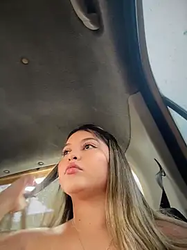 lunablossom  online show from 04-15-26, 07:43