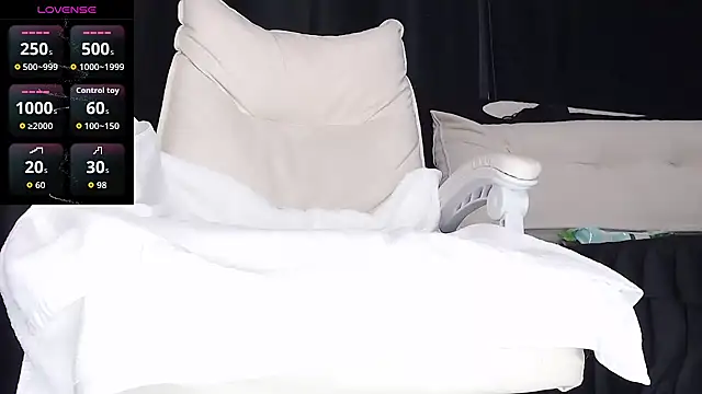 Snapshot of qianqian_ chatting on 11-28-25, 10:51 qianqian online show from 11-28-25, 10:51