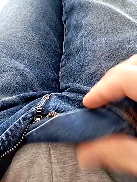 Snapshot of mickzizi chatting on 02-04-25, 12:44 mickzizi online show from 02-04-25, 12:44