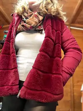 Snapshot of DaisyVibesss chatting on 12-28-24, 04:09 DaisyVibesss online show from 12-28-24, 04:09