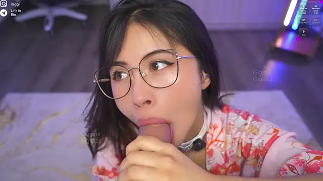 Snapshot of Gigi_ohlala chatting on 09-10-25, 01:44 Gigi ohlala online show from 09-10-25, 01:44