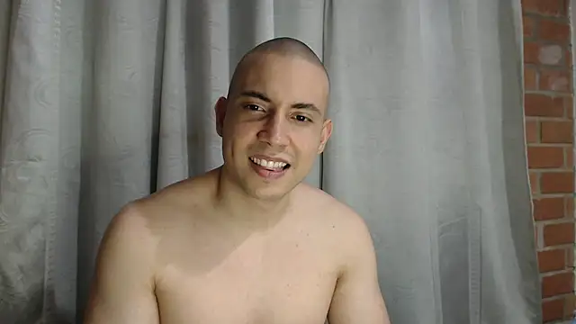 Snapshot of Armando_2002 chatting on 11-13-25, 01:26 Armando 2002 online show from 11-13-25, 01:26