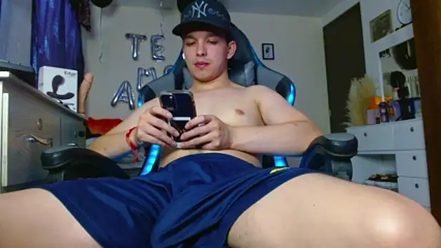 Snapshot of Angel-Twink chatting on 06-21-26, 04:09 Angel-Twink online show from 06-21-26, 04:09