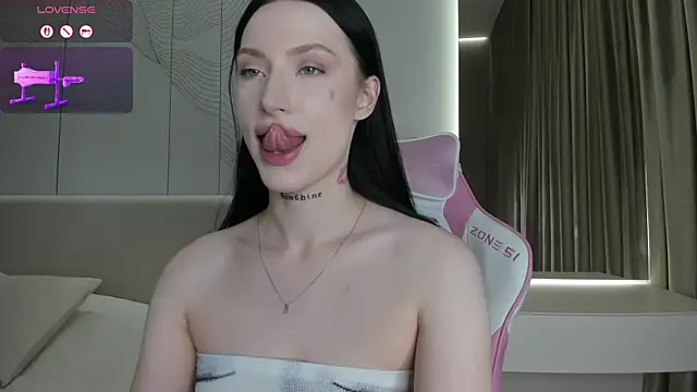 JenniferQueen11 online show from 07-10-26, 06:21