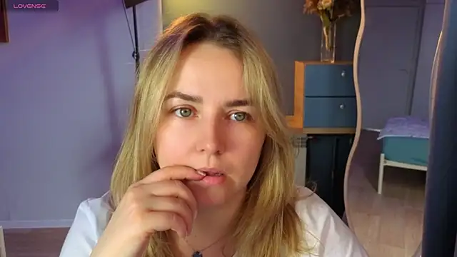 Snapshot of Mira_Mermayd chatting on 04-28-26, 01:48 Mira Mermayd online show from 04-28-26, 01:48
