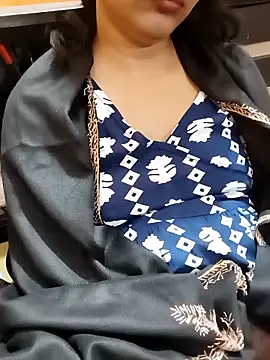 Snapshot of Diya_143 chatting on 11-23-25, 07:02 Diya 143 online show from 11-23-25, 07:02