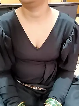 Snapshot of Diya_143 chatting on 11-30-25, 06:39 Diya 143 online show from 11-30-25, 06:39