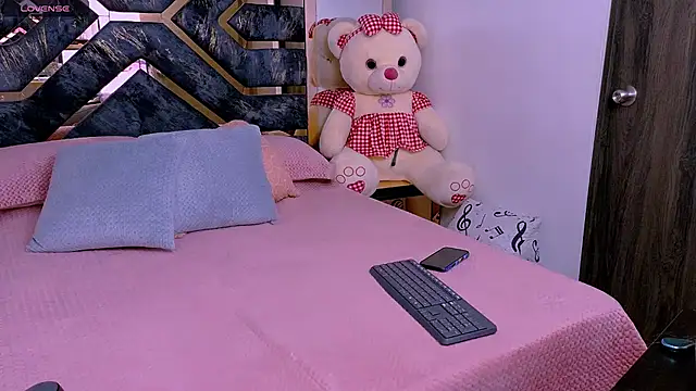 Snapshot of Tania_white89 chatting on 05-22-26, 02:33 Tania white89 online show from 05-22-26, 02:33