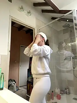 Snapshot of Daisy_Michto_Officiel chatting on 02-07-25, 10:08 Daisy Michto Officiel online show from 02-07-25, 10:08