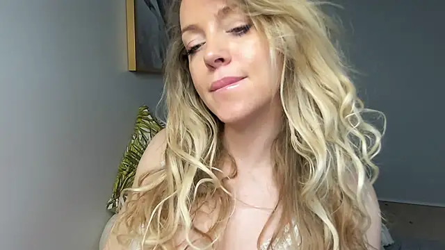 Snapshot of BelieveinEmliy chatting on 12-30-24, 11:48 BelieveinEmliy online show from 12-30-24, 11:48