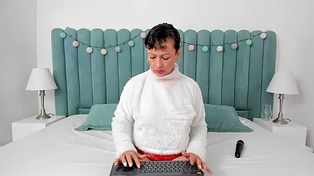Snapshot of marianaaguii chatting on 02-04-25, 11:27 marianaaguii online show from 02-04-25, 11:27