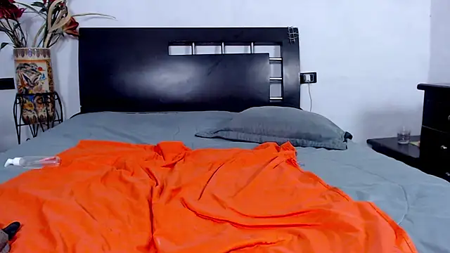 Snapshot of AikoTailor chatting on 12-20-25, 01:18 AikoTailor online show from 12-20-25, 01:18